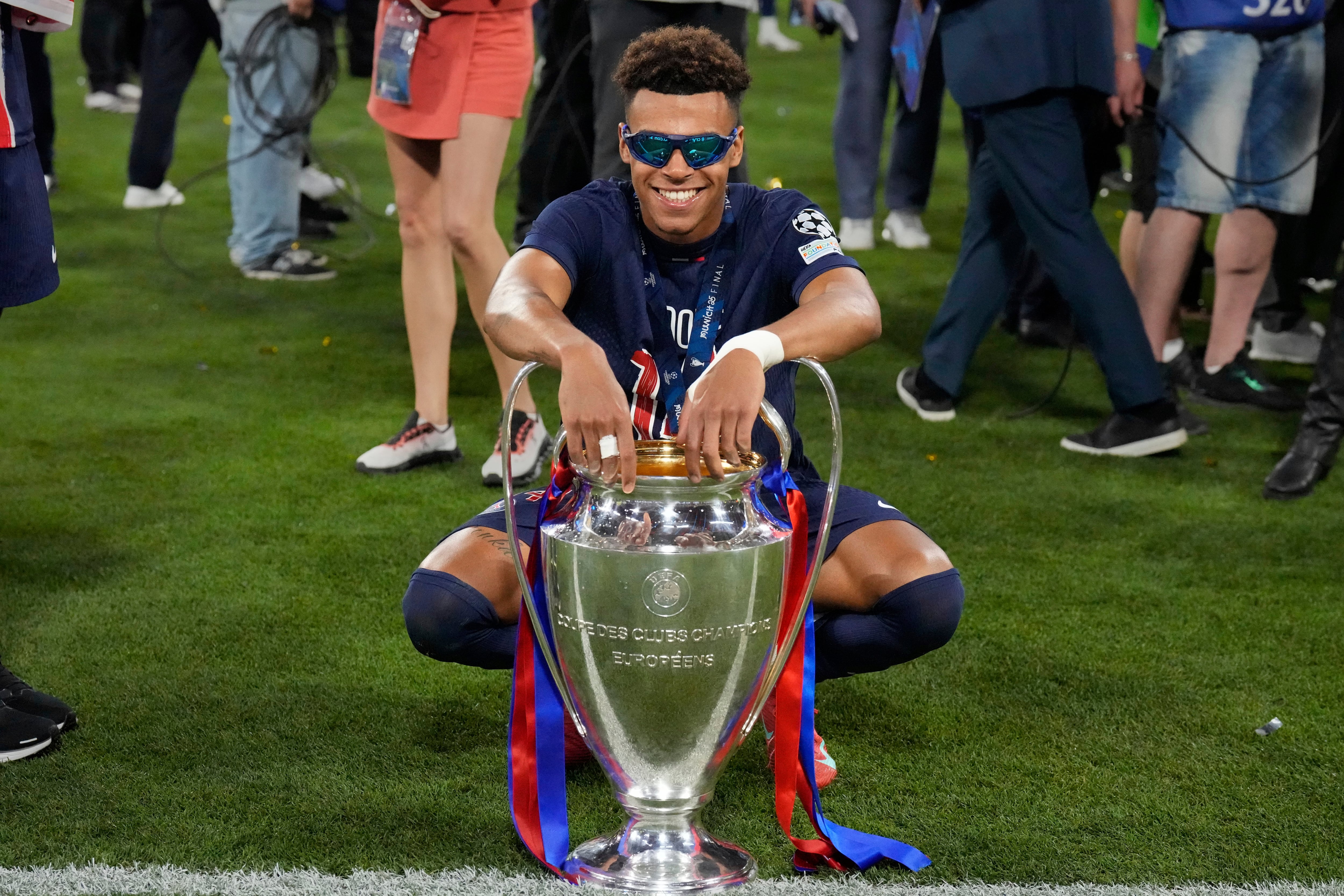 Desiré Doué con el trofeo de la Champions League.
