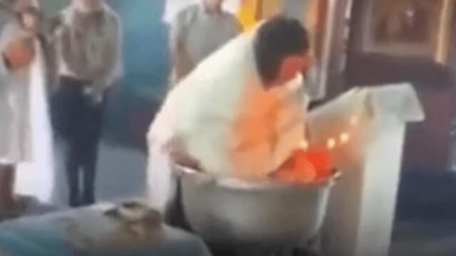 Cura trata de asfixiar a bebé en su bautizo.