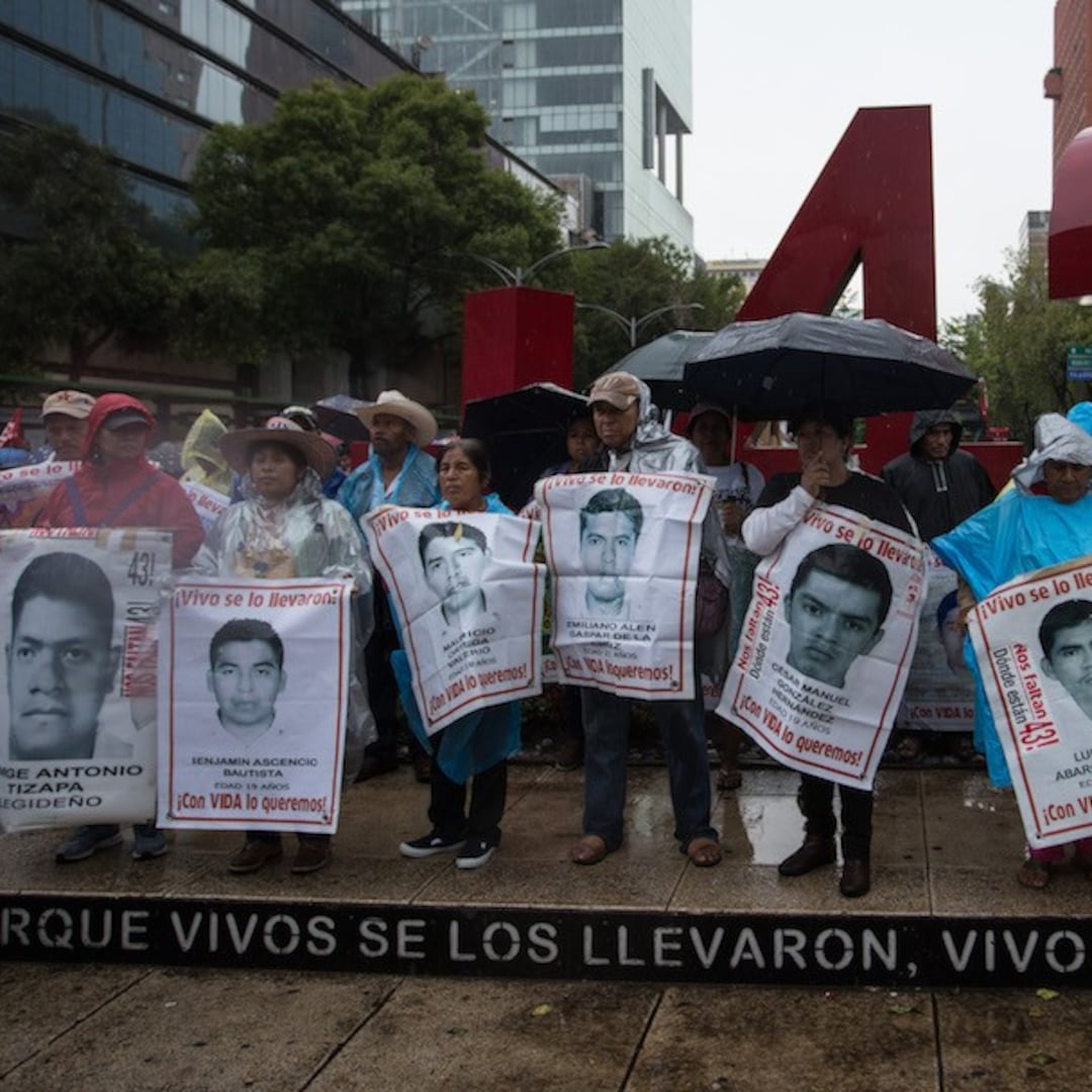 Padres de los 43 se manifiestan frente a la SCJN
