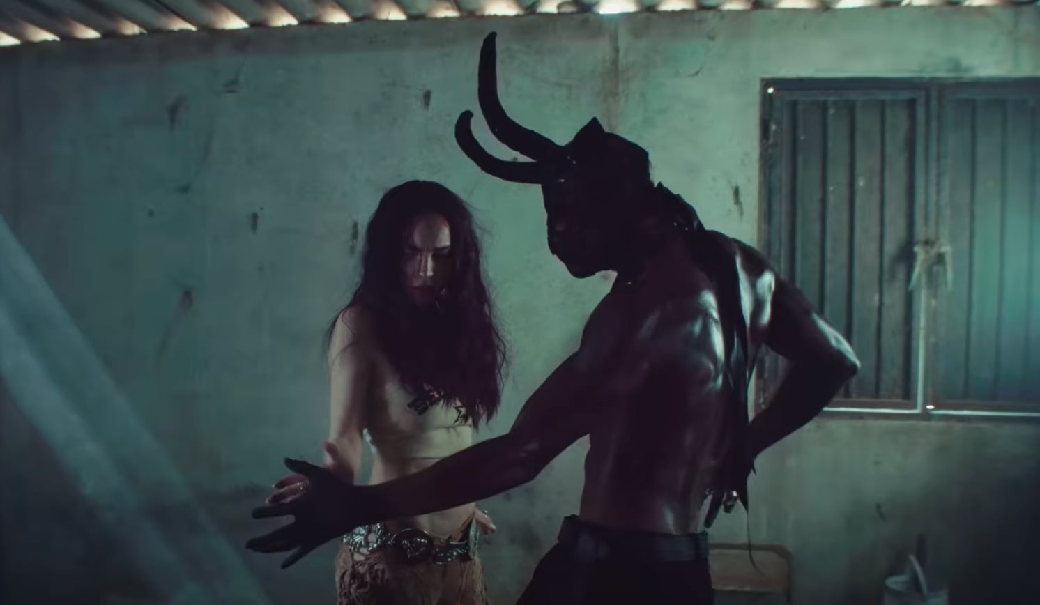 Belinda desata polémica por video de “Mírame feliz”