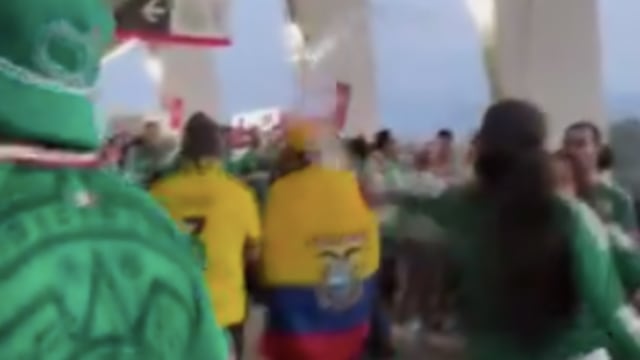 Mexicana lanza cerveza a aficionados ecuatorianos durante el México vs Ecuador