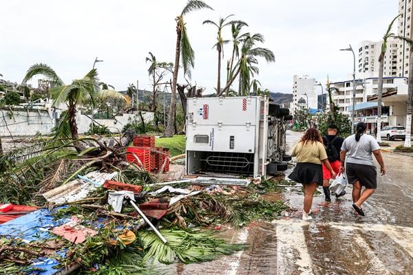 Daños provocados en calles de Acapulco por el huracán Otis