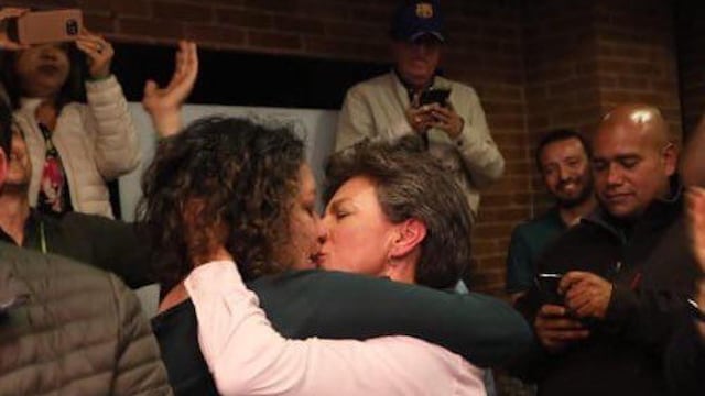 Claudia López y Angélica Lozano Beso