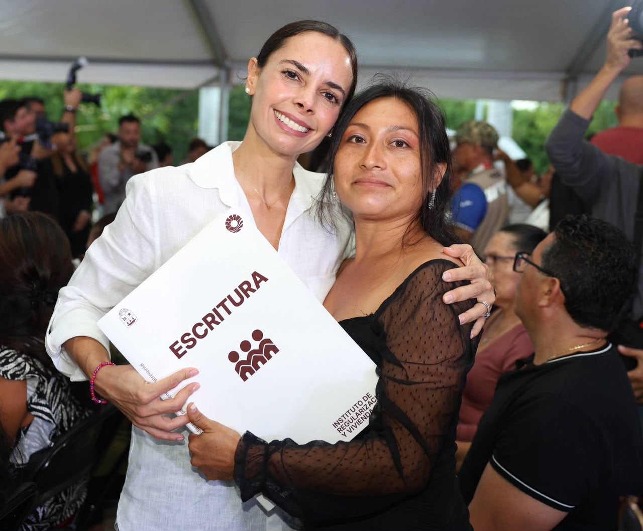 Ana Paty Peralta regulariza terrenos y entrega escrituras a familias de Cancún