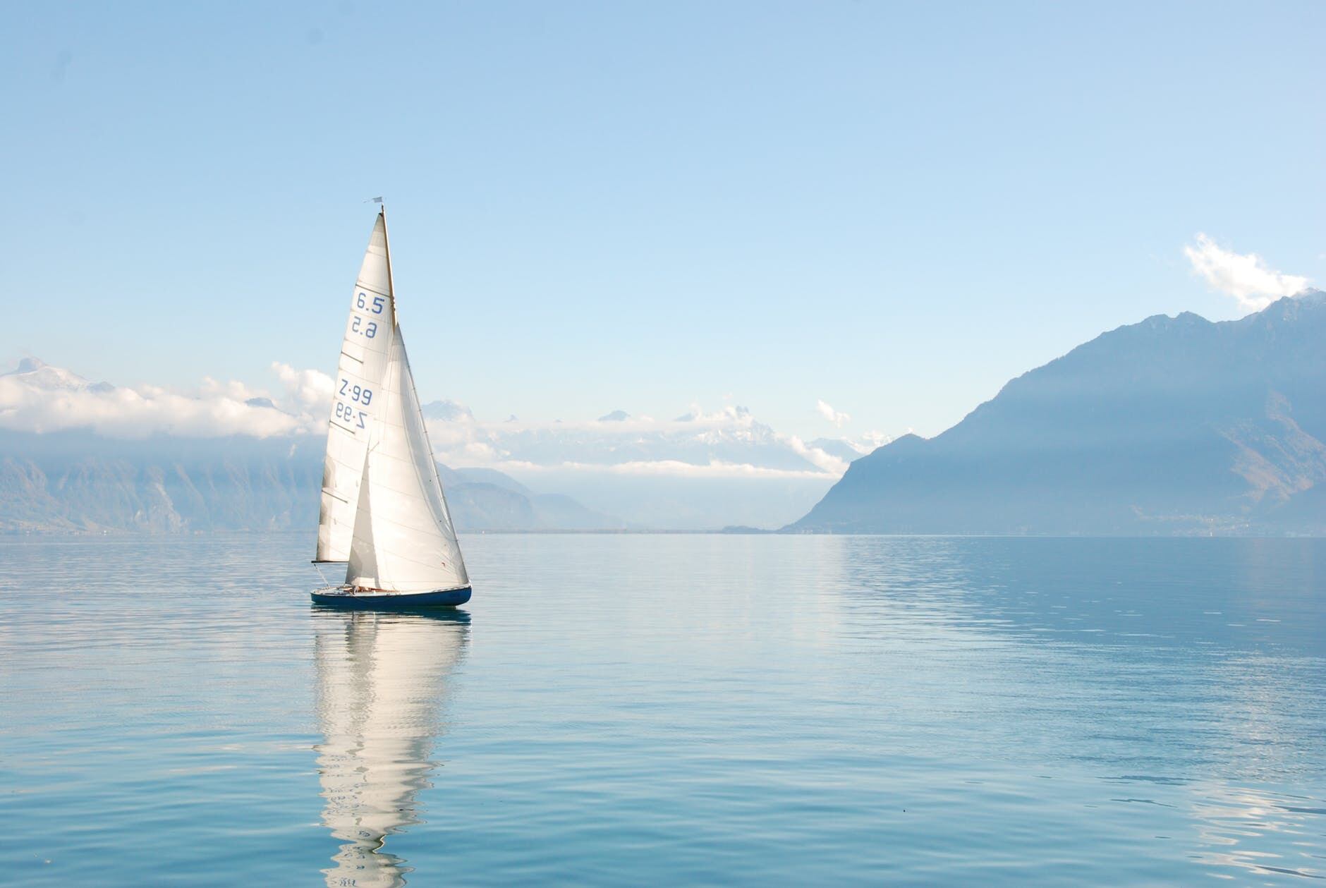 Velero en medio del océano