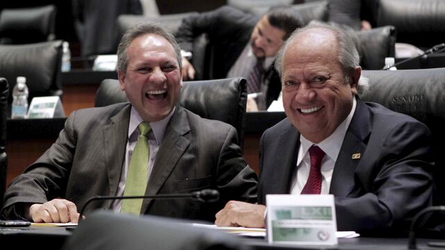 Los senadores priistas Gerardo Sánchez García y Carlos Romero Deschamps, sonríen a la cámara durante en la sesión de la Cámara Alta.