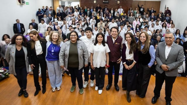 Mario Delgado y Citlalli Hernández impulsan escuelas de paz en bachillerato.