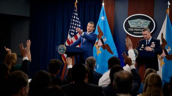 Estados Unidos retira acreditaciones a periodistas, informa Departamento de Defensa