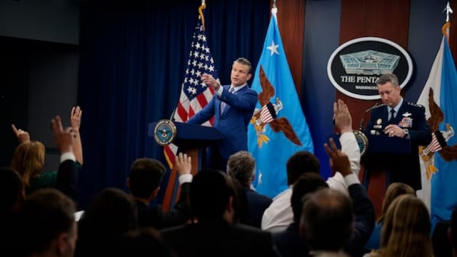 Departamento de Defensa retira acreditaciones a la prensa del Pentágono.