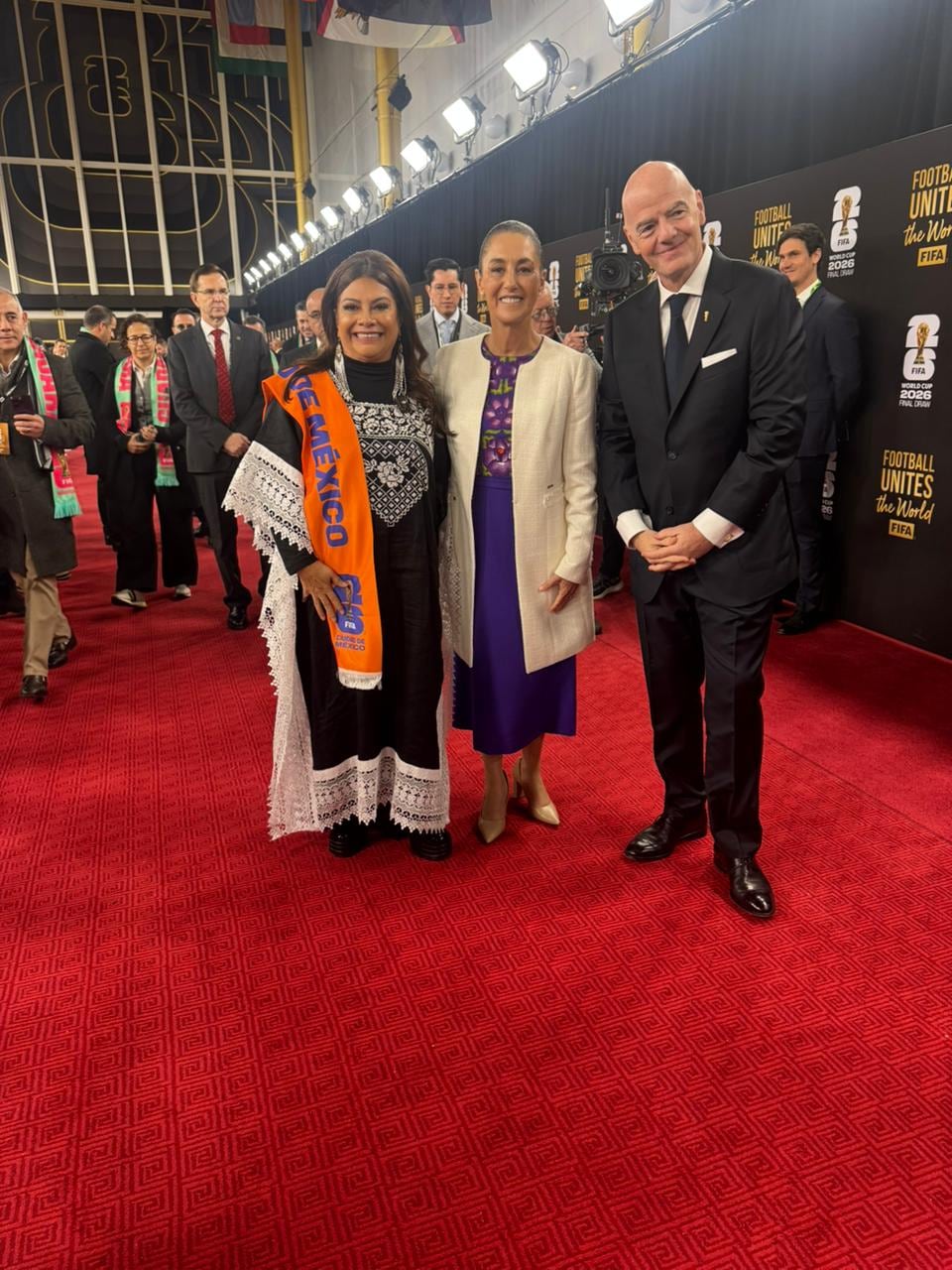 Claudia Sheinbaum y Clara Brugada asisten al sorteo del Mundial 2026