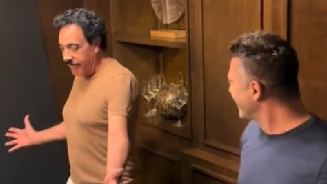 Omar Fayad celebra su salida del PRI bailando con Ari Borovoy al ritmo de OV7