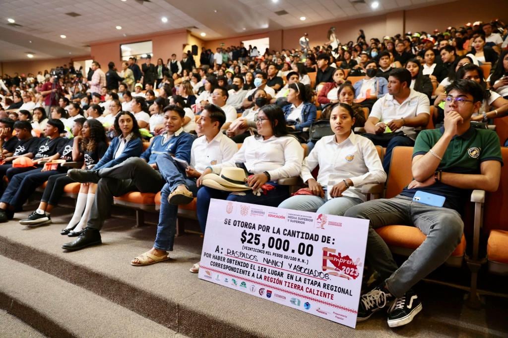 Evelyn Salgado premia a ganadores de Emprende Edu 2023