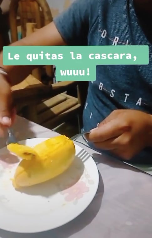 Método para pelar un mango con tenedores
