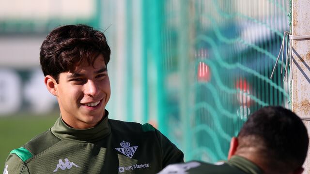 Lainez en un entrenamiento con el Betis