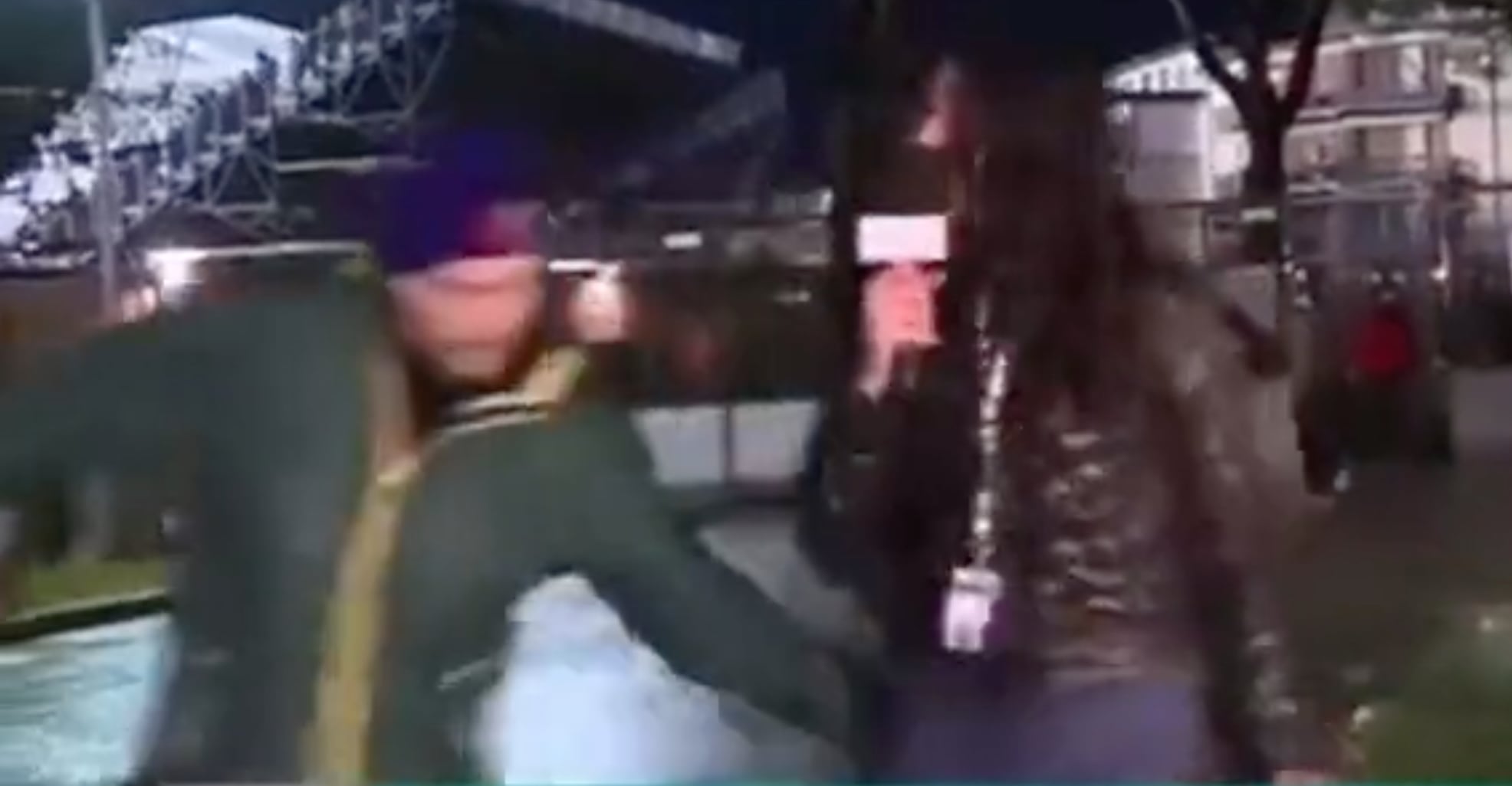 Acosan sexualmente a una periodista durante una transmisión en vivo