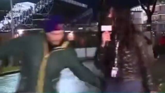 Acosan sexualmente a una periodista durante una transmisión en vivo