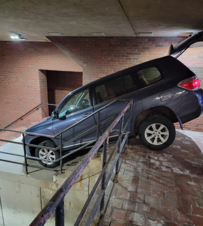 Camioneta en las escaleras