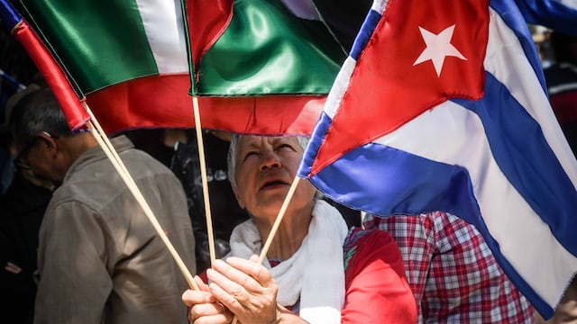 Integrantes del Movimiento Mexicano de Solidaridad con Cuba y de la Asociación de Cubanos Residentes en México A.C. se manifestaron al exterior de la anterior sede de la Embajada de Estados Unidos