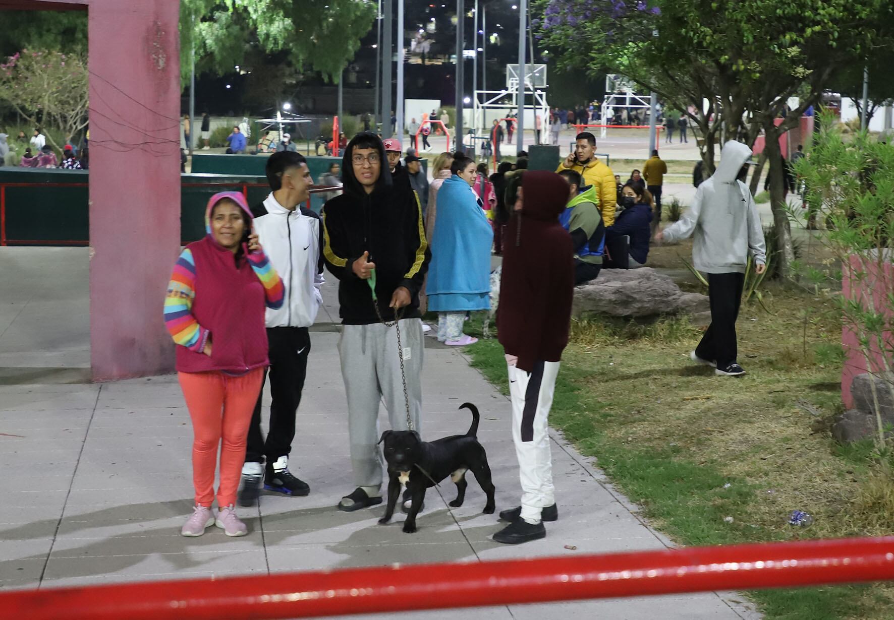 Desalojan a personas por fuga de combustible en Tlalnepantla