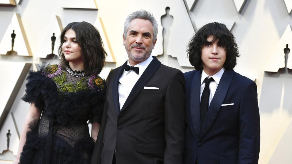Alfonso Cuarón llega con sus hijos a los Oscar