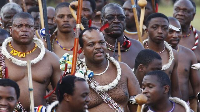 Rey Mswati III de Suazilandia en el continente africano vacaciona con sus 15 esposas en Los Cabos