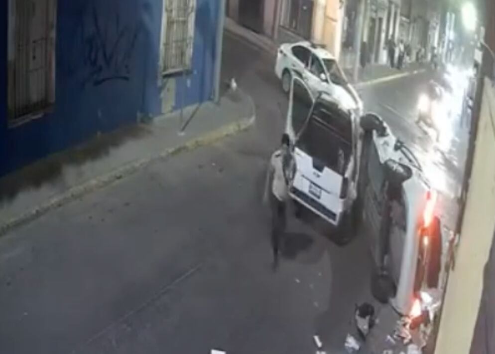 Conductor de camioneta huye del lugar de accidente