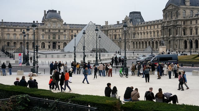 Robo al museo del Louvre en París