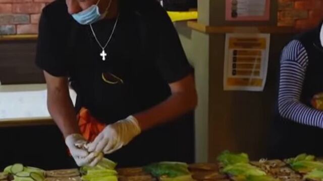 Chefs preparan comidas para médicos que atienden Covid-19.