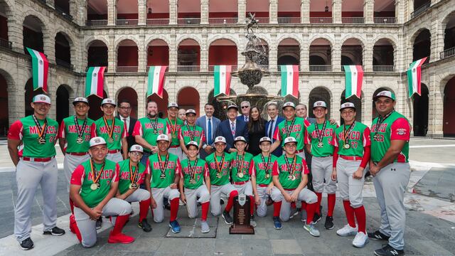 Andrés Manuel López Obrador junto a la selección mexicana de la Serie Mundial Cal Ripken 2019.