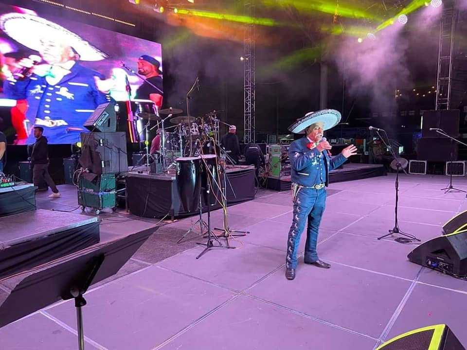 Abuelito da concierto en traje de mariachi pero nadie asiste
