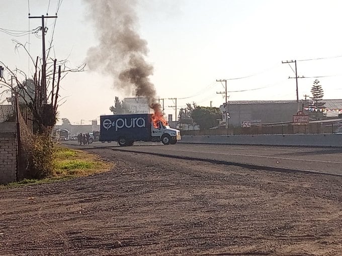 Narcobloqueos en Celaya tras ataque a policías