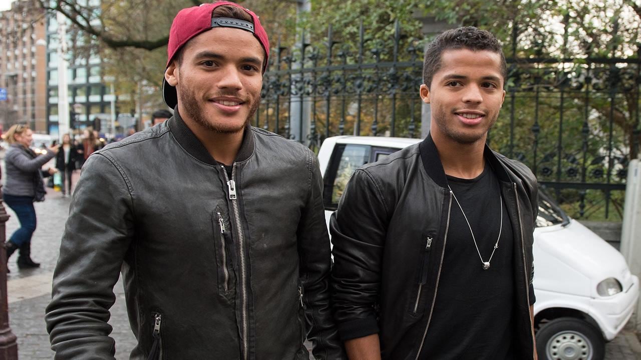 Jonathan dos Santos camina junto a Giovani.