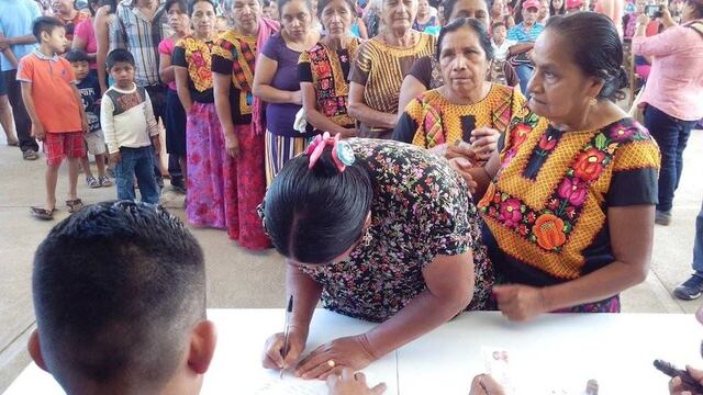 Votan mujeres en Guevea de Humboldt