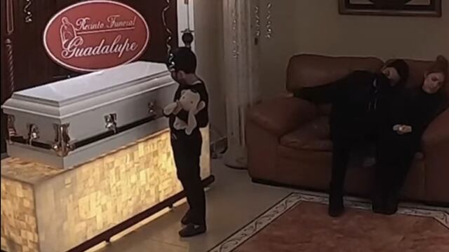 Niño en el funeral de su hermano