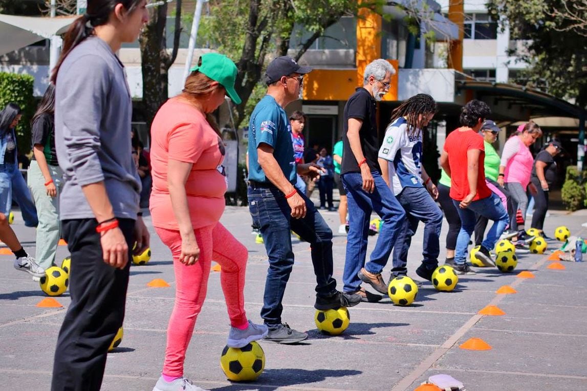 Entrenamiento para la clase de futbol más grande del mundo