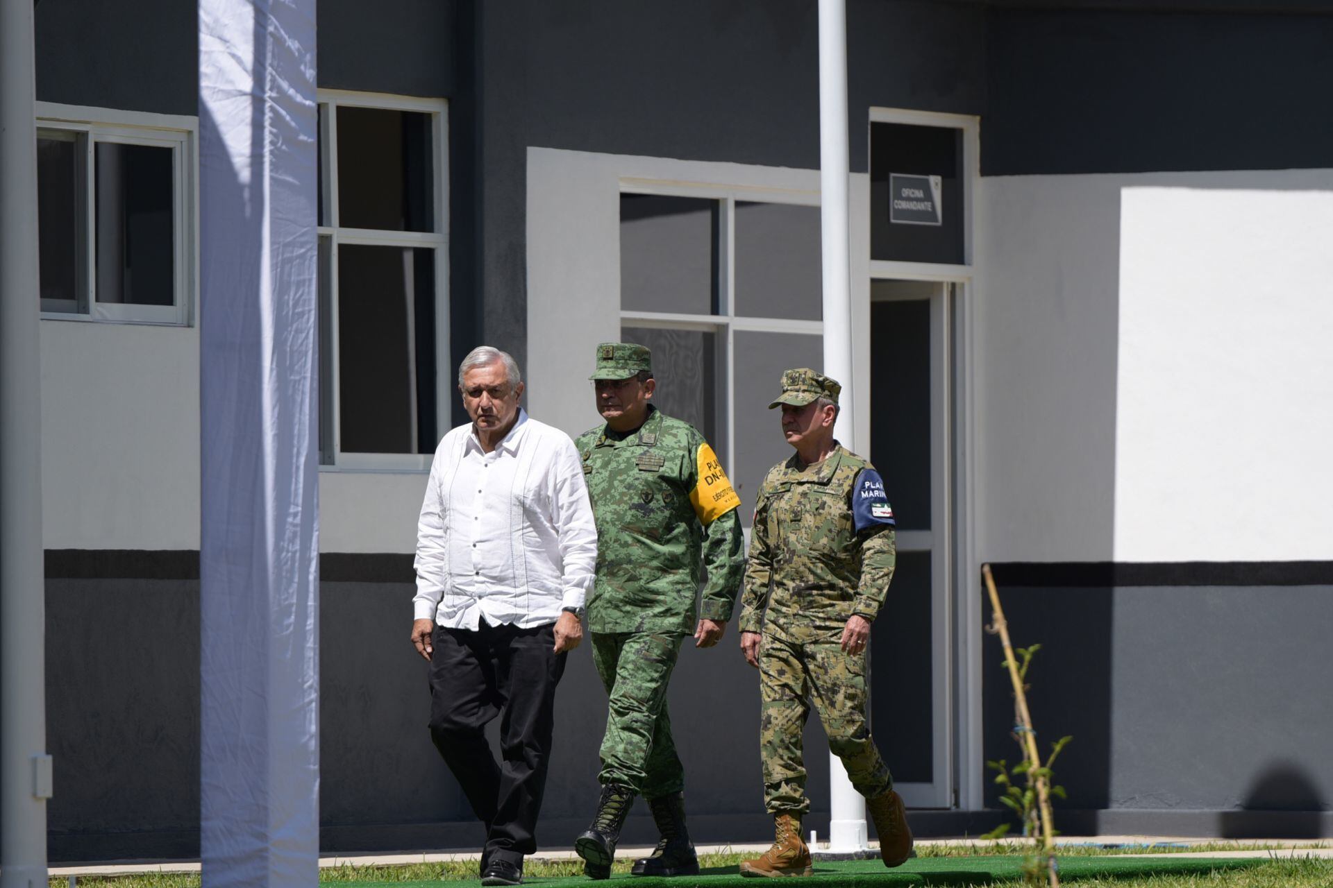 Luis Cresencio Sandoval y Rafael Ojeda, titulares de la Sedena y la Semar, junto al presidente AMLO