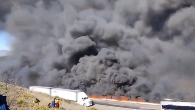 Pipa de combustible explota y causa cierre en autopista Puebla-Veracruz