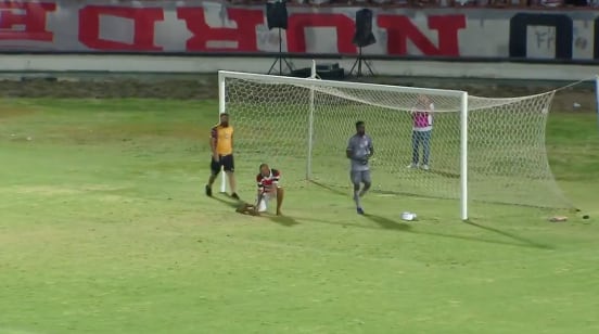 Fan explica a su portero cómo atajar