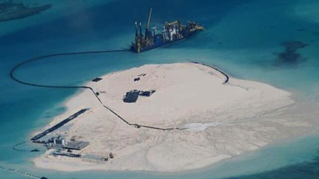 Acusan que China construye islas artificiales para extender su dominio en Asia
