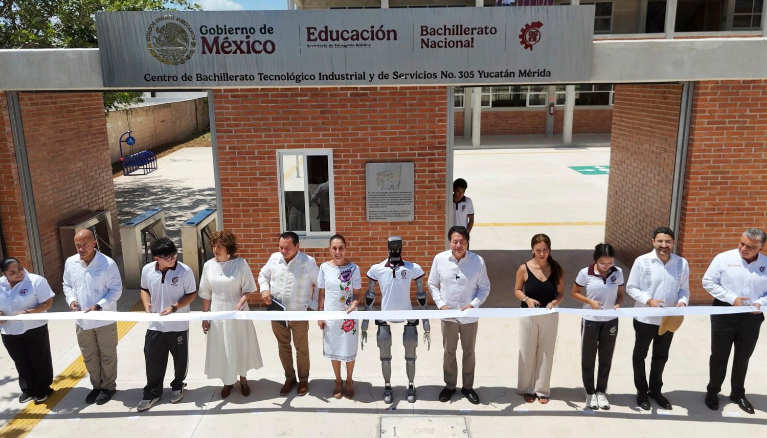 Claudia Sheinbaum impulsa tecnología en educación junto a robots