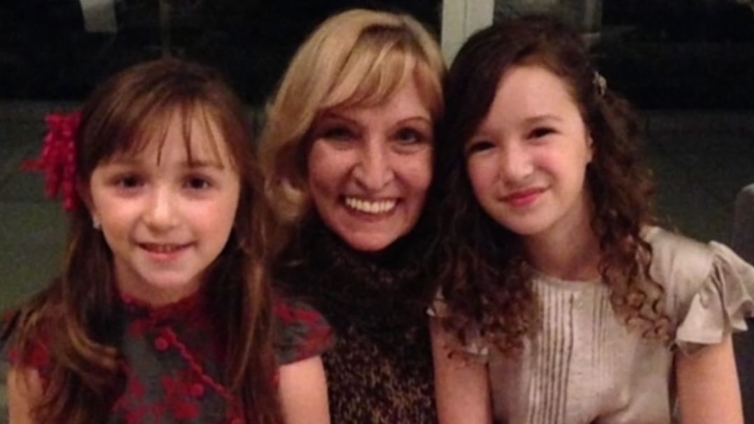 Hijas de Erik Rubín y Andrea Legarreta se despiden de su abuela, Myra Milanszenko, que acaba de morir