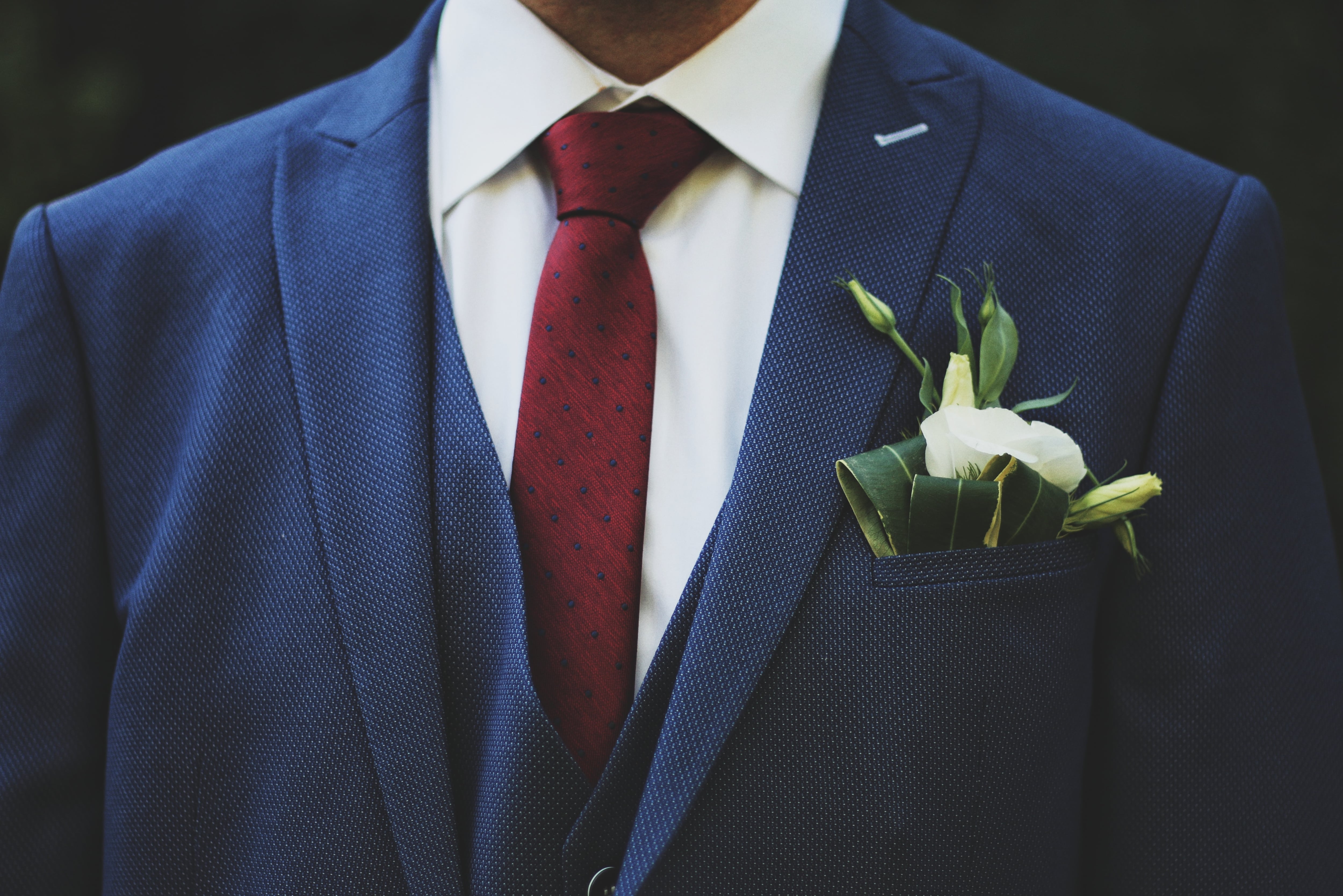 Hombre usando traje y corbata