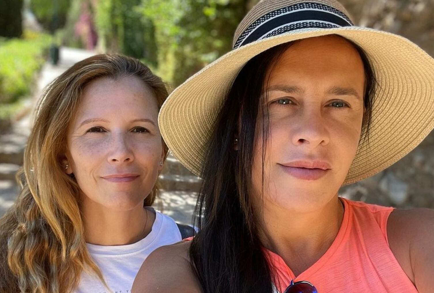 Karla Sofía Gascón y su esposa