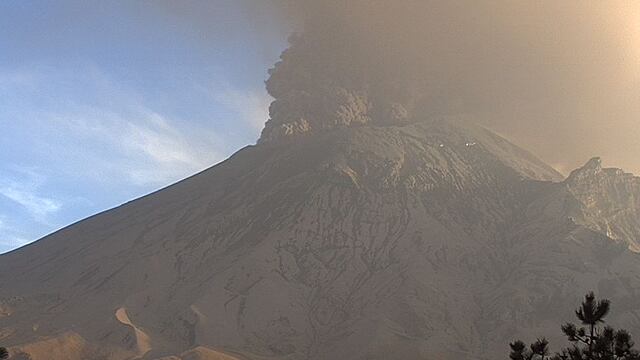 Emisiones de ceniza del Volcán Popocatépetl continuaron durante la tarde del 28 de febrero