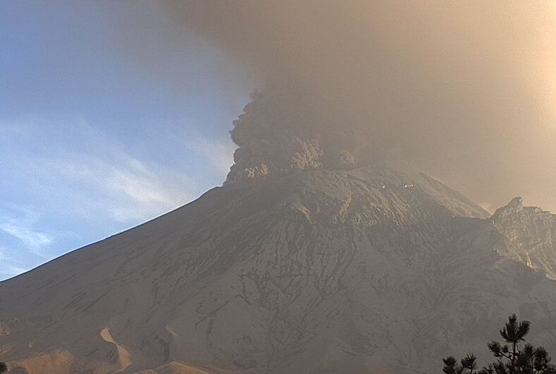 Emisiones de ceniza del Volcán Popocatépetl continuaron durante la tarde del 28 de febrero