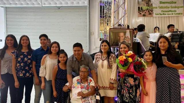 El salón llamado “Oaxaca”, seguramente de un paisano, estaba decorado con mesas redondas con manteles blancos y cubres dorados, una plato con doritos y otro con salsa