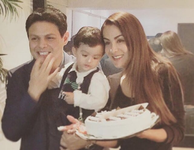 Giovanni Medina junto a Ninel Conde y su hijo