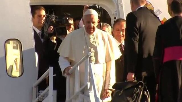 Papa Francisco en el avión antes de viajar a Ciudad Juárez.