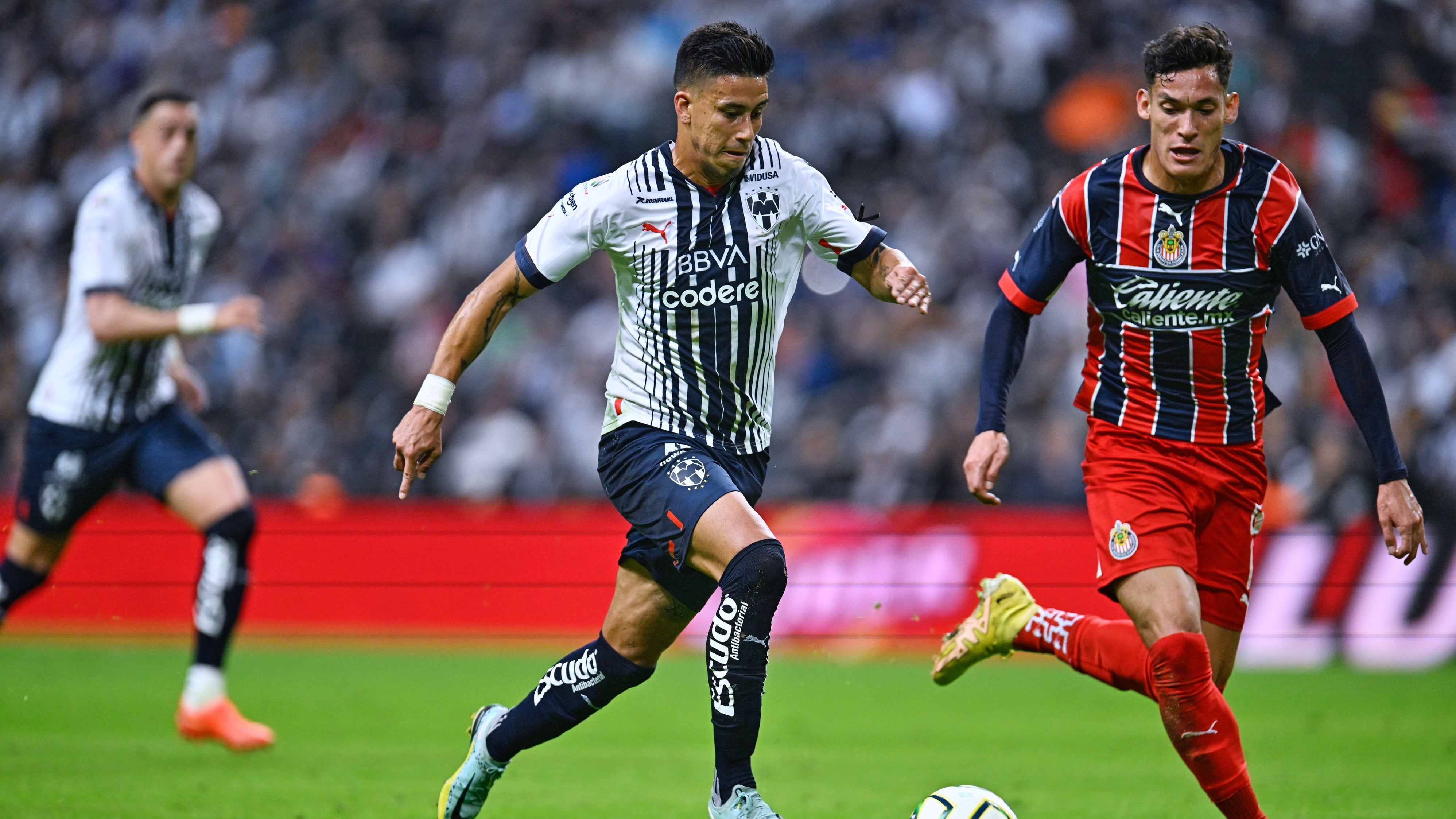 Rayados y Chivas empatan sin goles al medio tiempo.