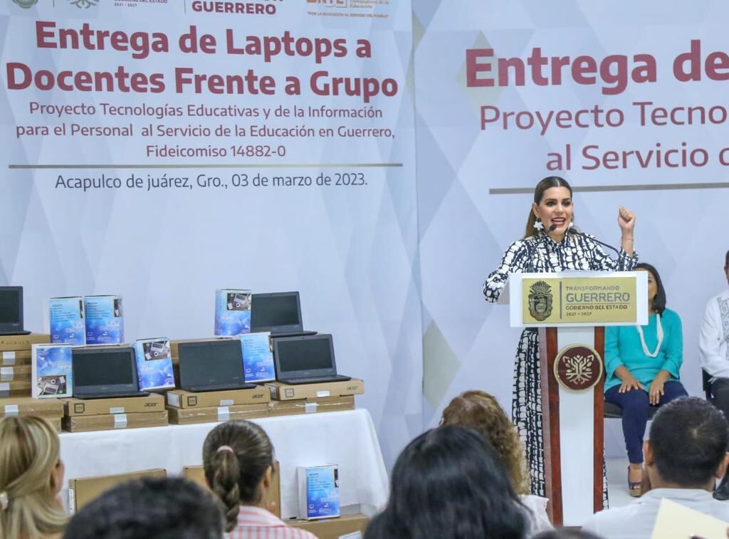 Evelyn Salgado entrega equipos de cómputo a docentes